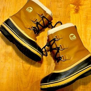 Sorel Caribou Kids Boots. Size 5